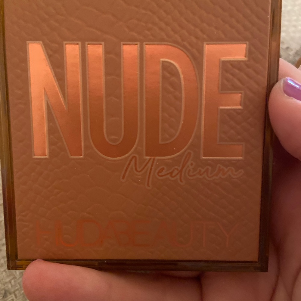 Huda Beauty Nude Medium